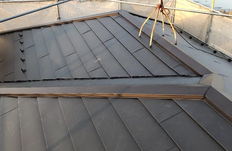 ひどく変色した屋根の葺き替え事例 | 黒×グレーでシックにイメージチェンジ