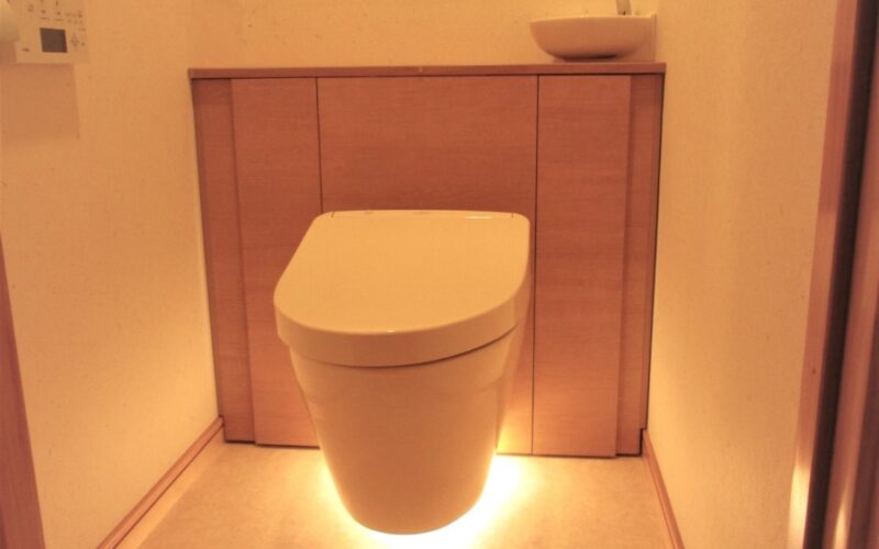 床を照らすライト付き最先端フォルムの“浮いてるトイレ”にリフォーム