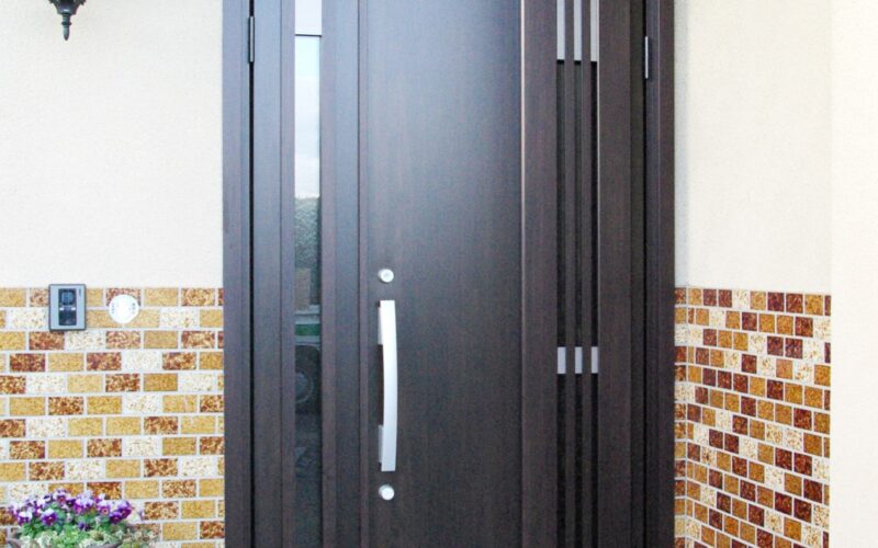 色あせた木製玄関ドアを錆びにくくおしゃれなアルミ製に取り換え