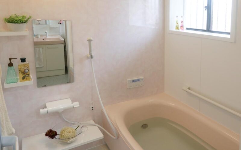 タイル張りの洗面所・浴室を暖かくリフォームした事例 | ウォールヒート取り付け