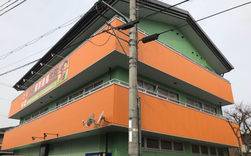 ビルの外壁塗装事例 | 鮮やかなオレンジが目立つ仕上がり