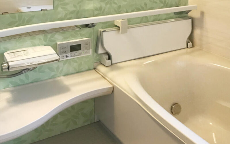 システムキッチンの入れ替えと80代のおばあ様が使いやすいように浴室リフォームを実施｜大津市