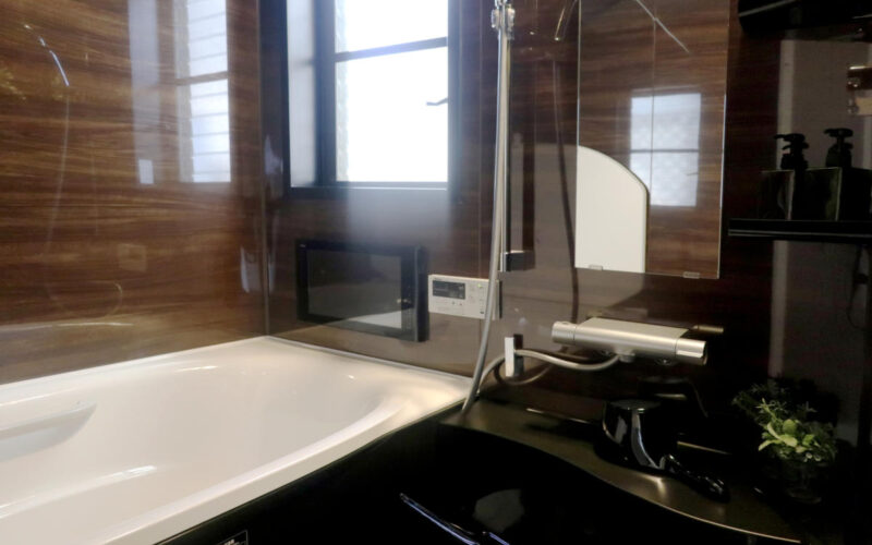 黒系でホテルのような高級感がある浴室・洗面所へリフォーム｜滋賀県栗東市