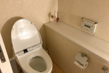 同じスペースでも広く見えるように内装にもこだわったトイレのリフォーム｜守山市