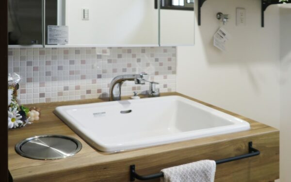 オリジナルの洗面台がオシャレ！洗面＆浴室を木目調にリフォーム　大津市