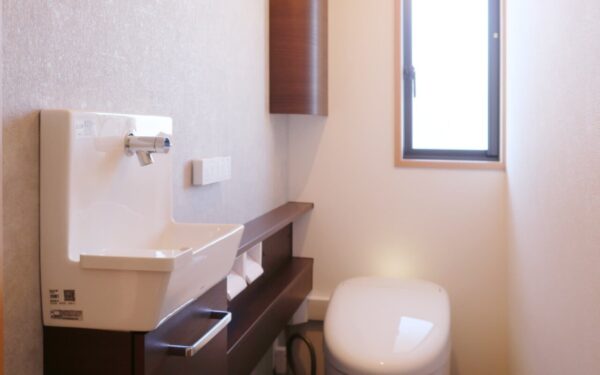 実家の2階のトイレをリフォーム！手洗い場の移動で奥行き拡がる　草津市